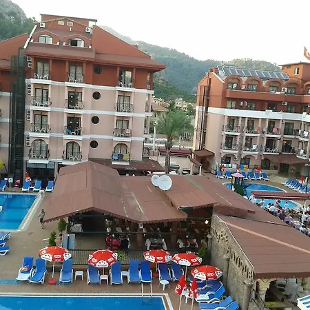 Club Chicago Hotel 2*